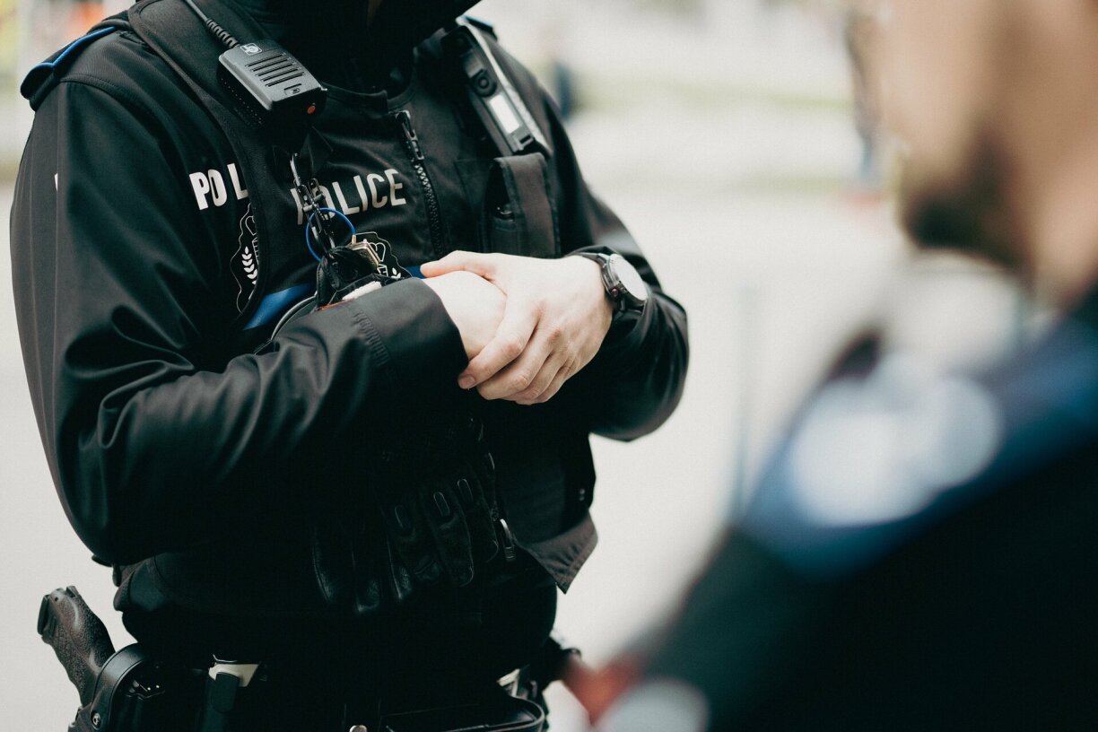 Un homme âgé en peignoir bleu, semblant perdu