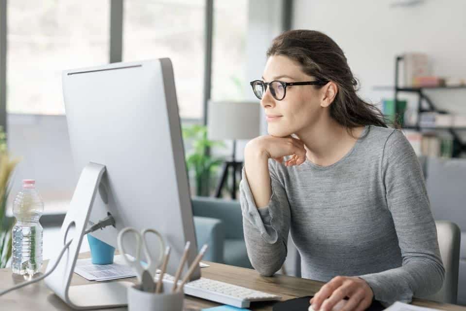 Femme travaillant sur son ordinateur portable avec détermination
