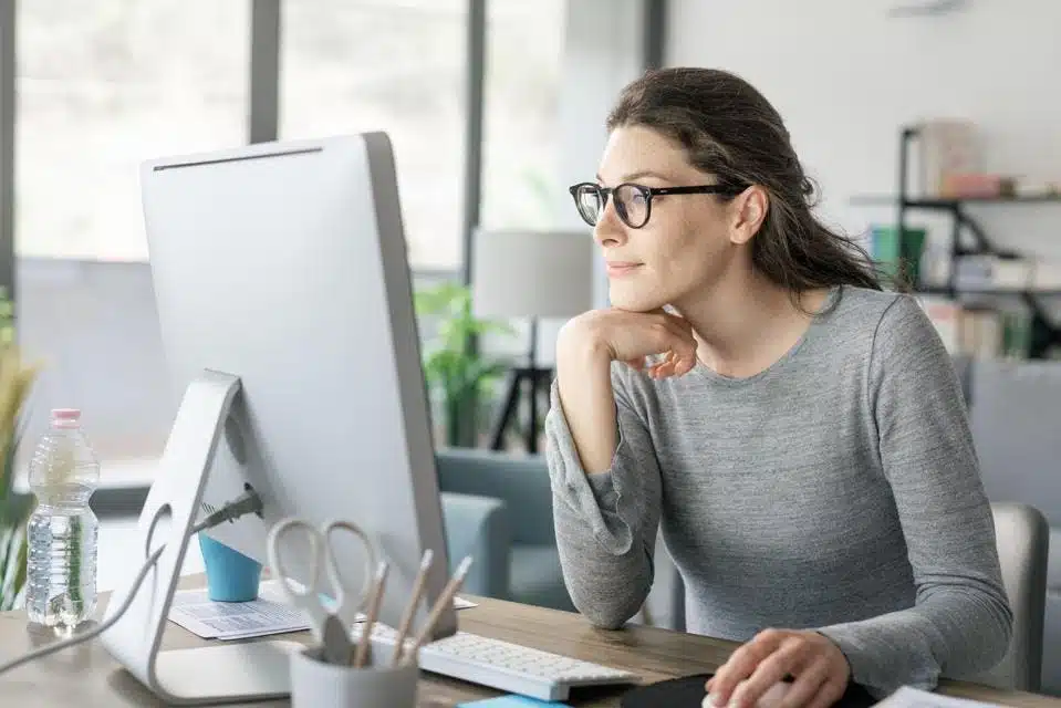 Femme travaillant sur son ordinateur portable avec détermination