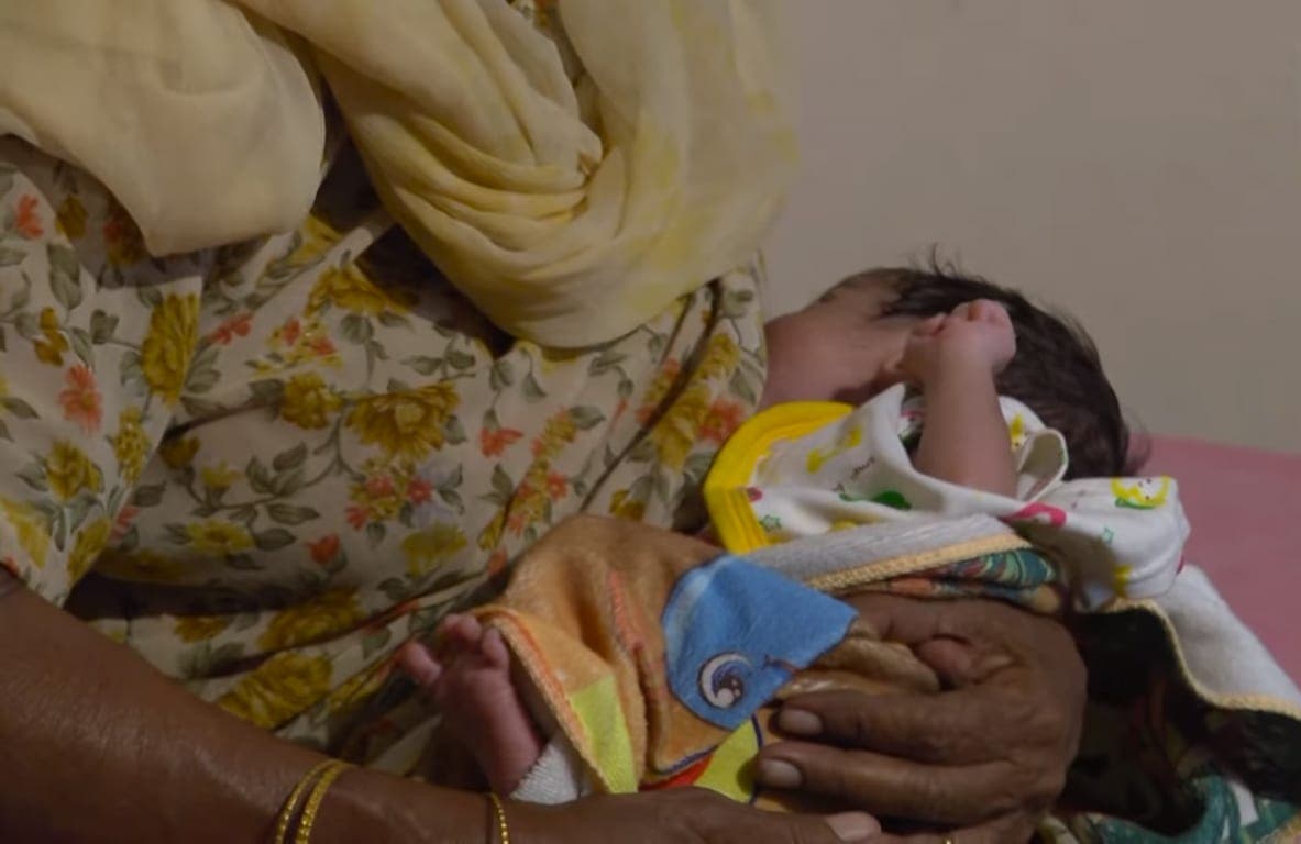 A 72 ans, elle accouche d’un magnifique bébé