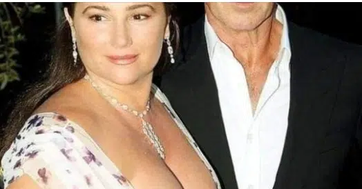 Pierce Brosnan et Keeley Shaye se regardant amoureusement
