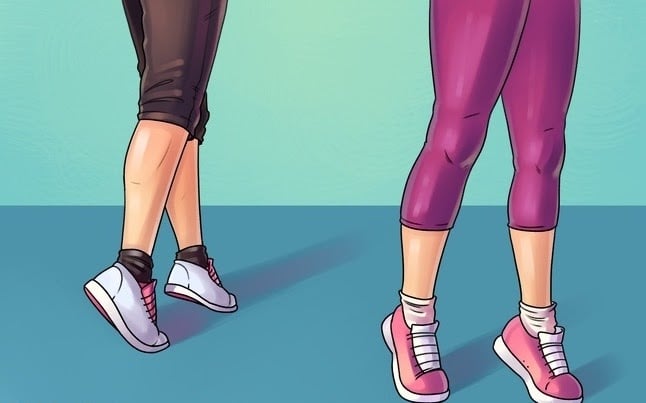 Personne marchant sur la pointe des pieds dans un intérieur