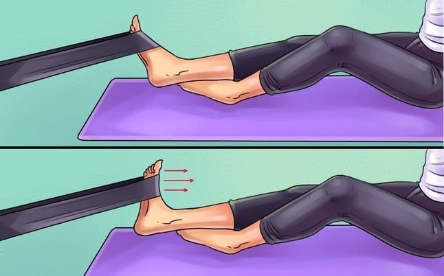 Étirement du pied avec un élastique de fitness