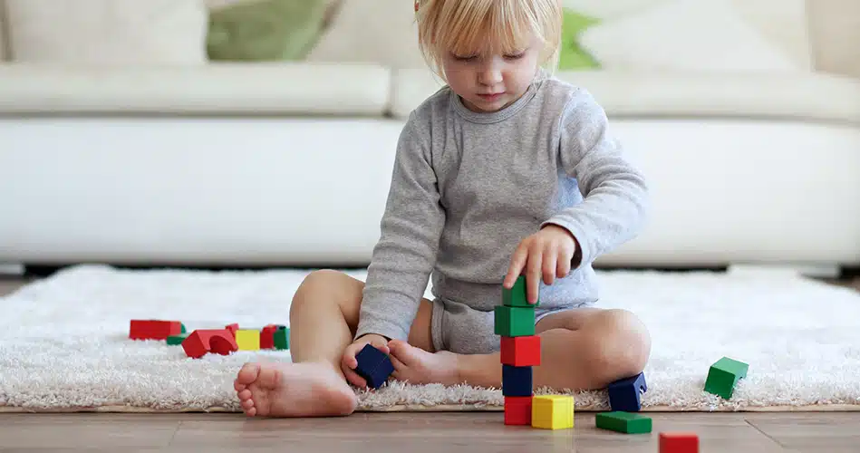 Enfant concentré sur une activité ludique