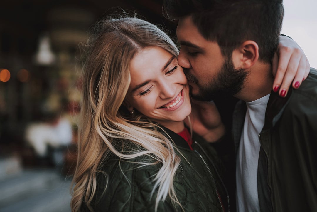 Femme affirmée prenant sa place dans une discussion de couple