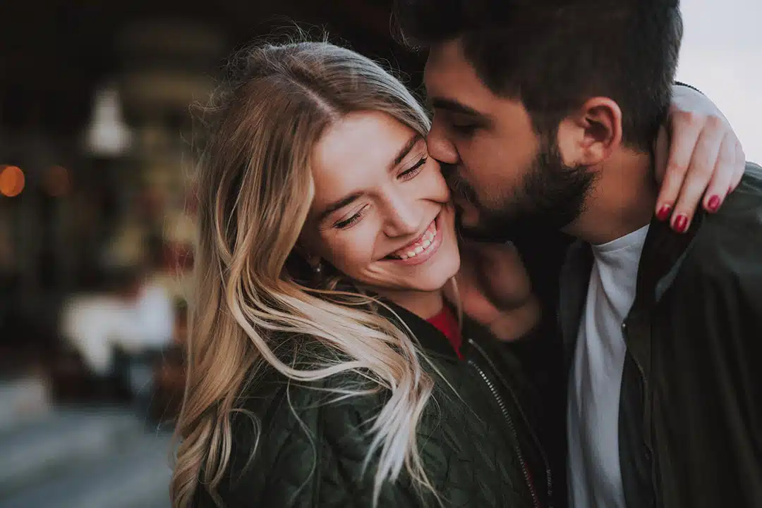Femme affirmée prenant sa place dans une discussion de couple