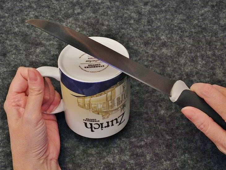 Aiguiser le couteau avec un mug 
