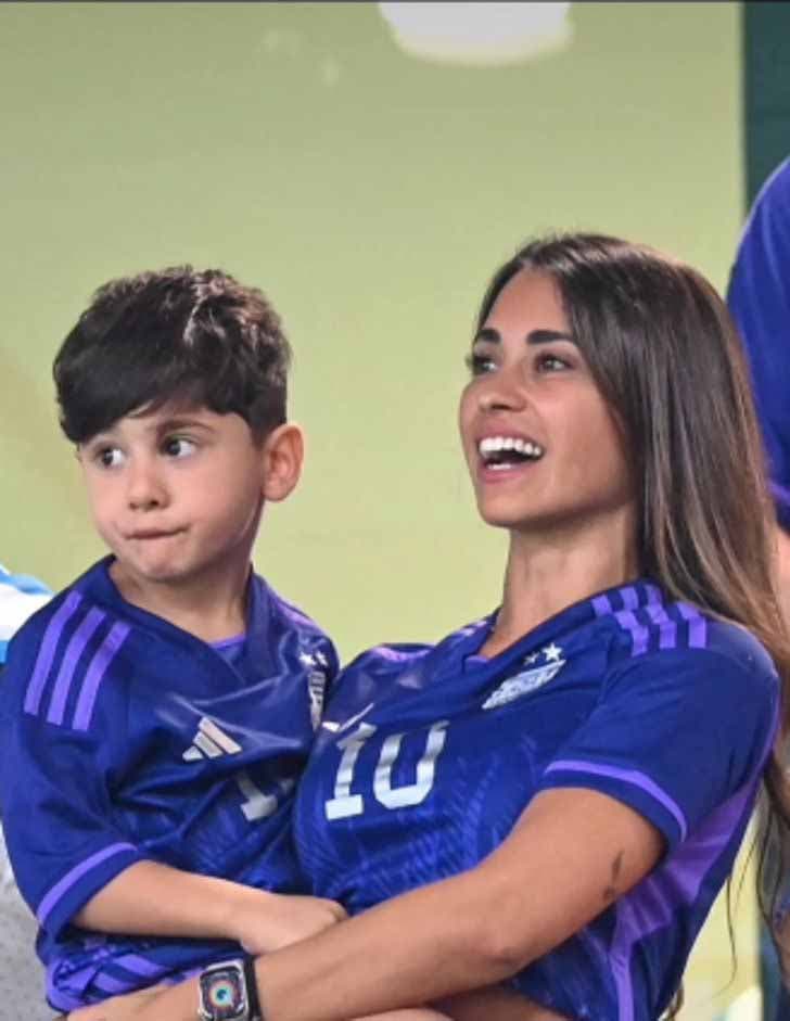 Antonella Roccuzzo et son enfant aux tribunes