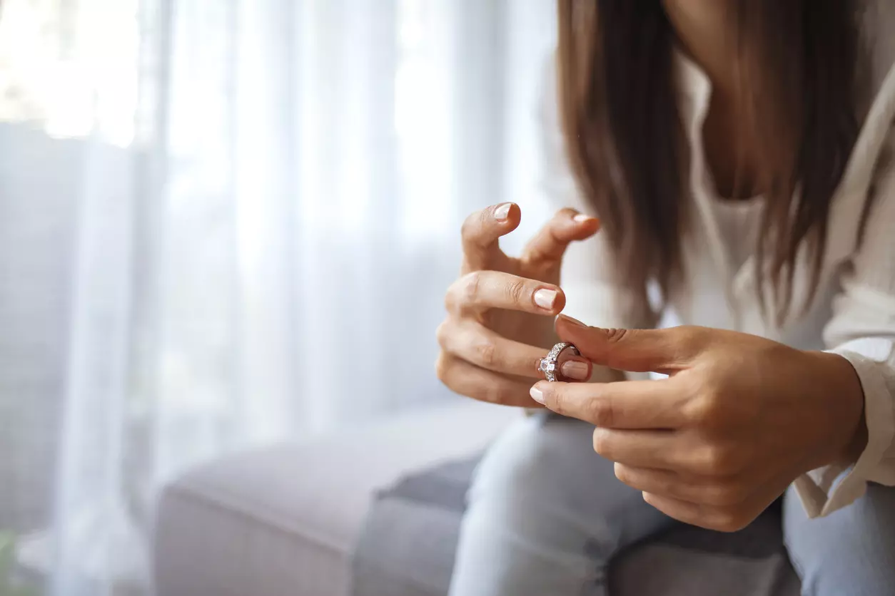 Femme en pleine réflexion personnelle