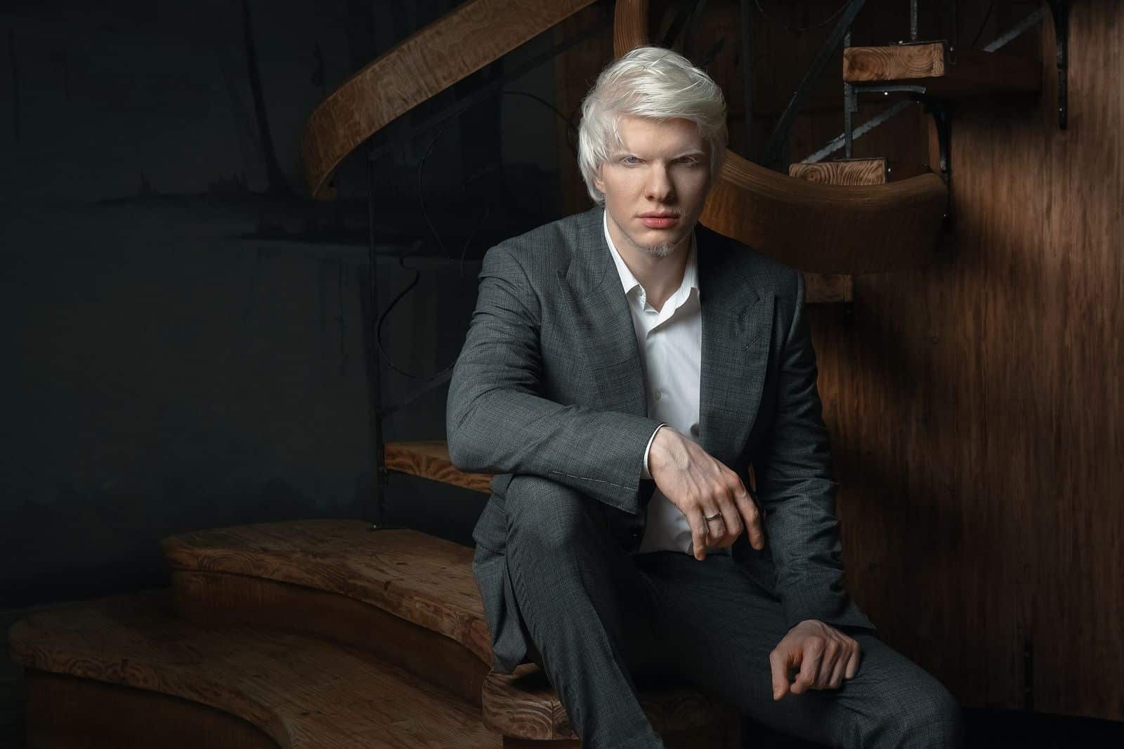 Bera Ivanichvili en concert, concentré sur sa performance musicale