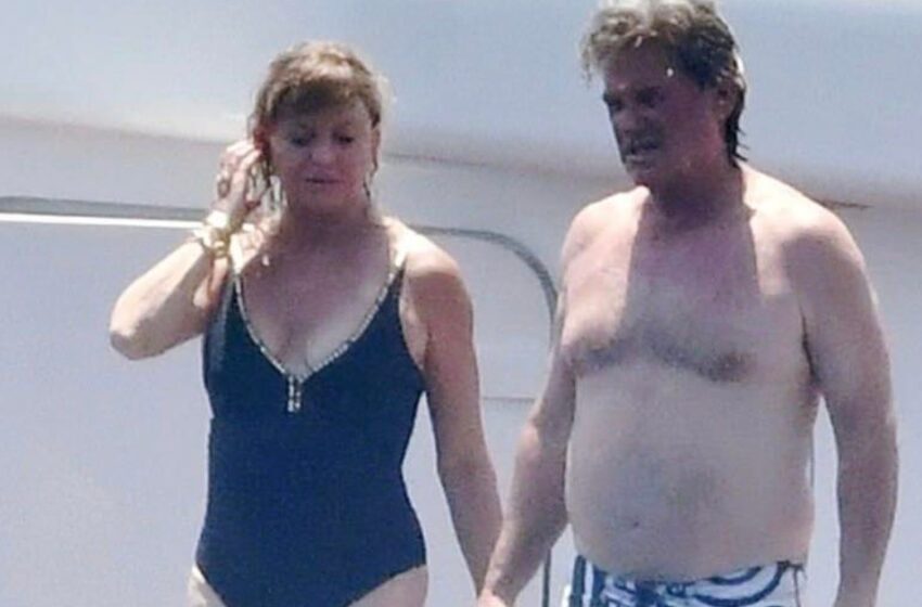 Goldie Hawn et Kurt Russell souriants ensemble