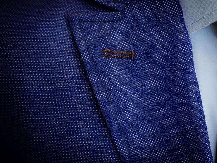 Boutonnière sur une veste pour homme – source : spm