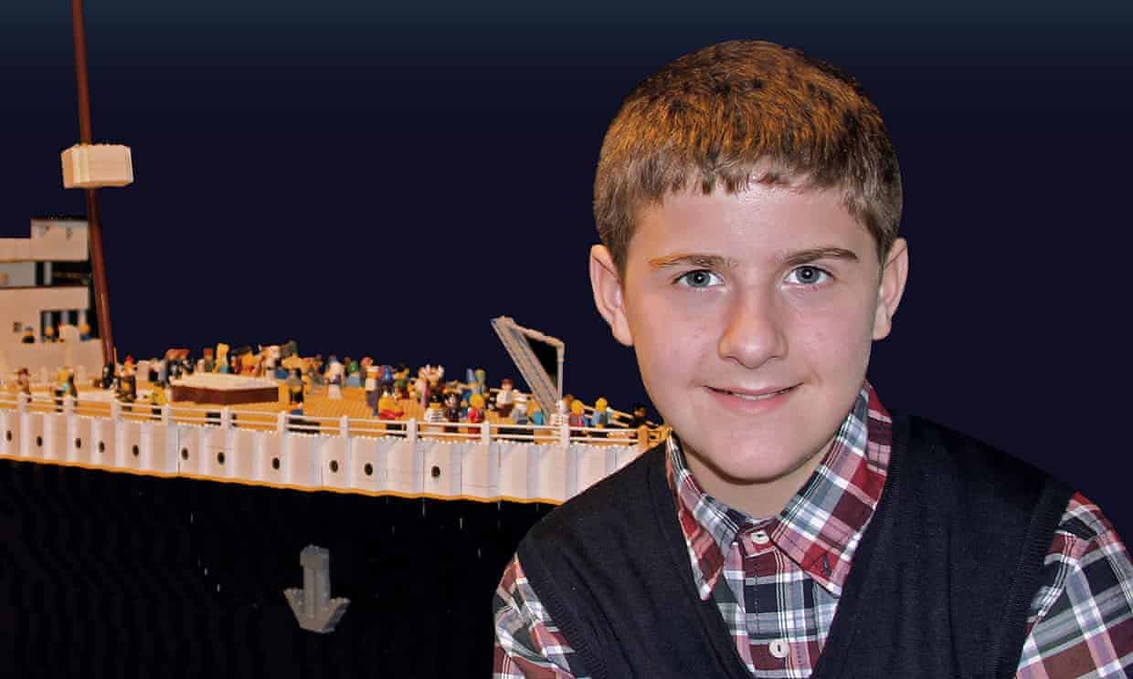 Brynjar Karl Birgisson avec la réplique du Titanic