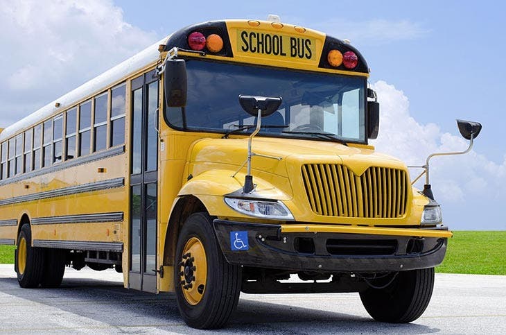 Bus scolaire sur un parking 