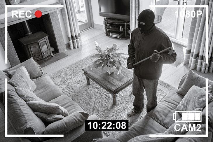 Cambrioleur à l’intérieur d’une maison