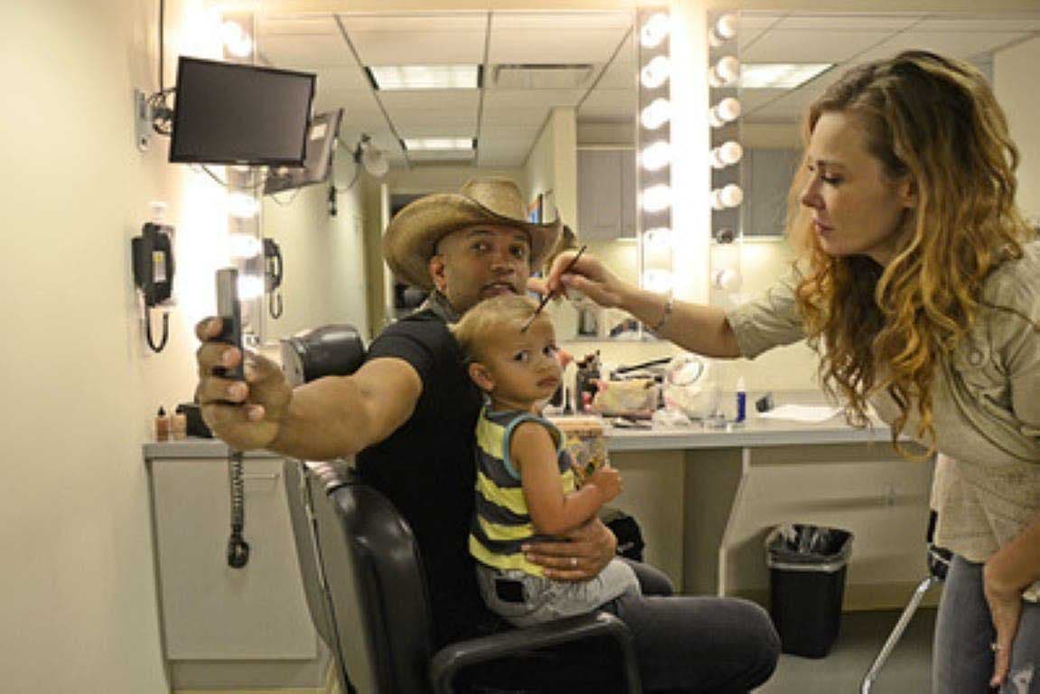 Coffey Anderson et son fils Ethan dans les coulisses avec la maquilleuse