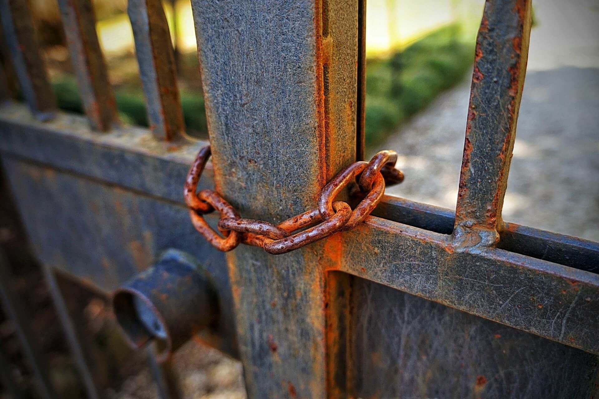Objet métallique rouillé montrant des traces d'oxydation