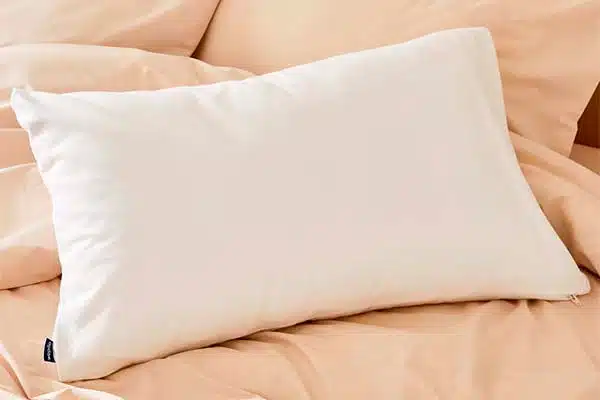 Détail d'une taie d'oreiller montrant des impuretés