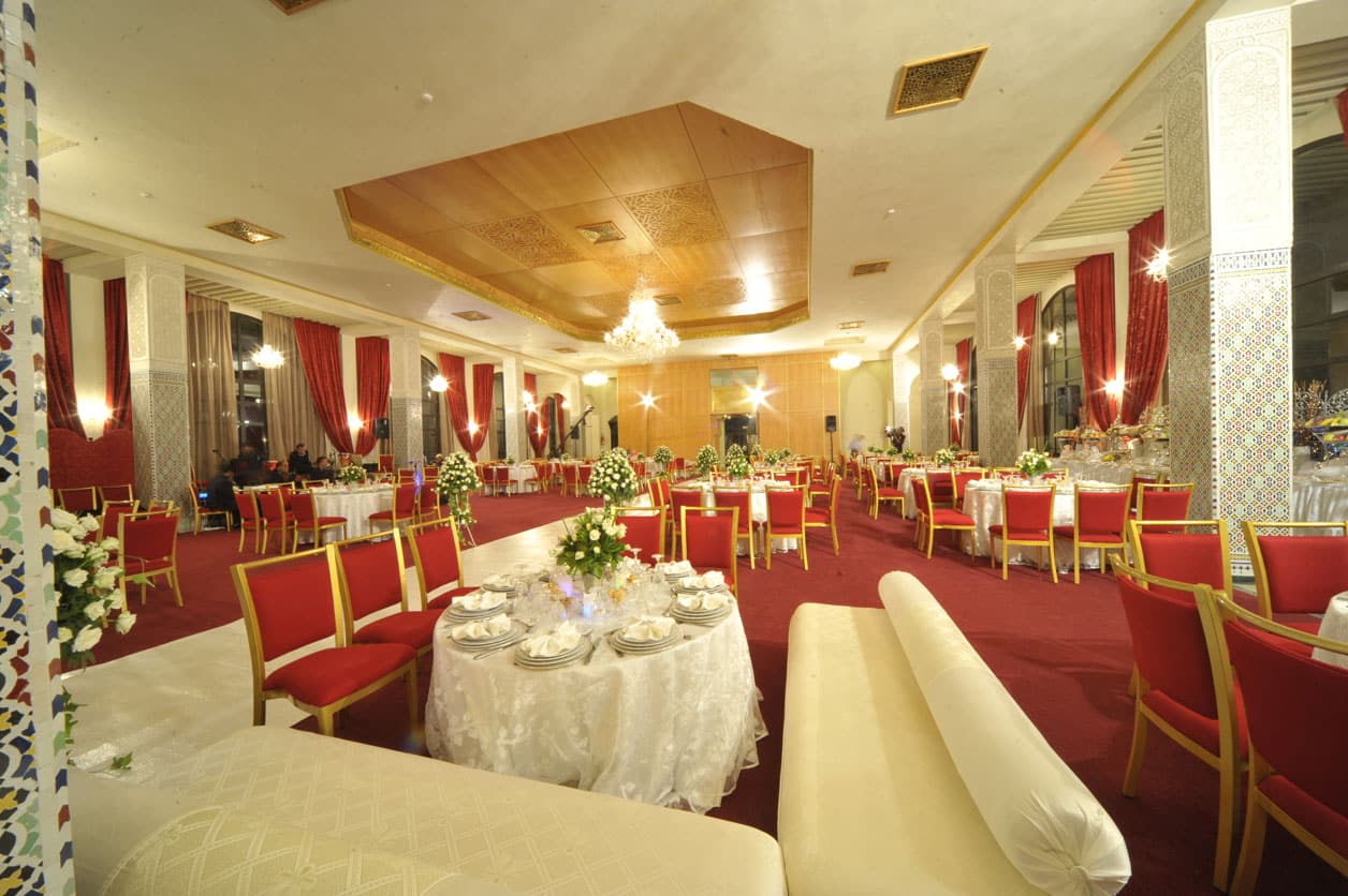 Femme regardant son reflet avec détermination