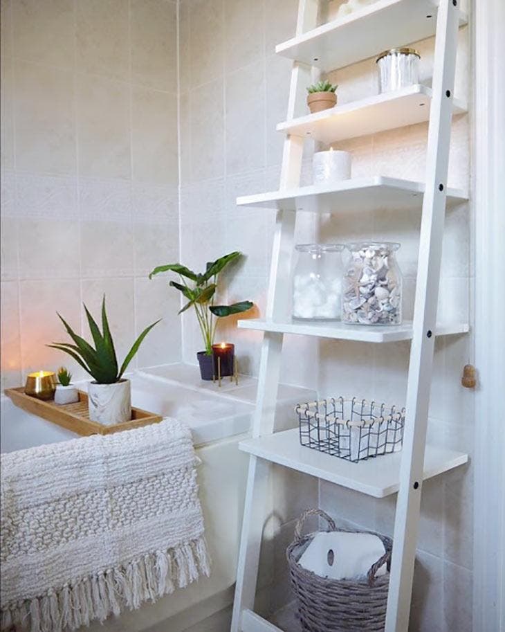 Des étagères pour salle de bain – source : sharingideas