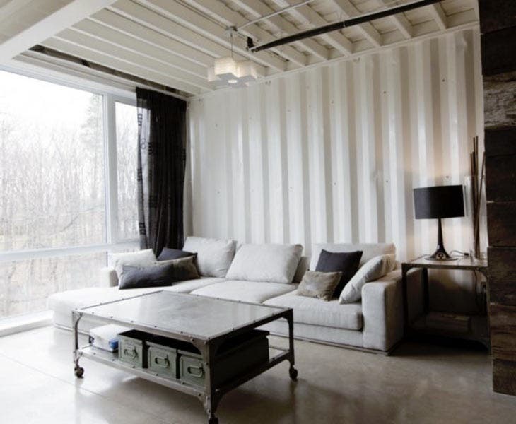 Des fauteuils dans le salon 