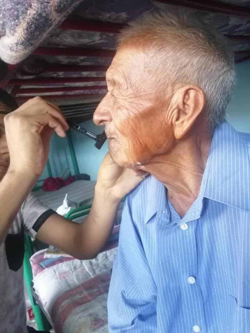 Don Felipe Reyes se faisant raser la moustache par un membre de  la famille de Benita