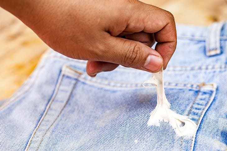 Du chewing-gum collé sur les vêtements – source : spm