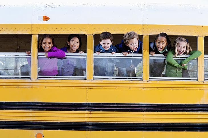 Élèves dans un bus avec toit blanc 