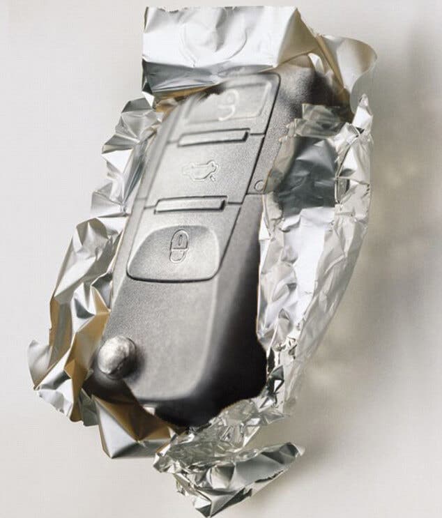 Emballer une clé de voiture dans du papier aluminium 