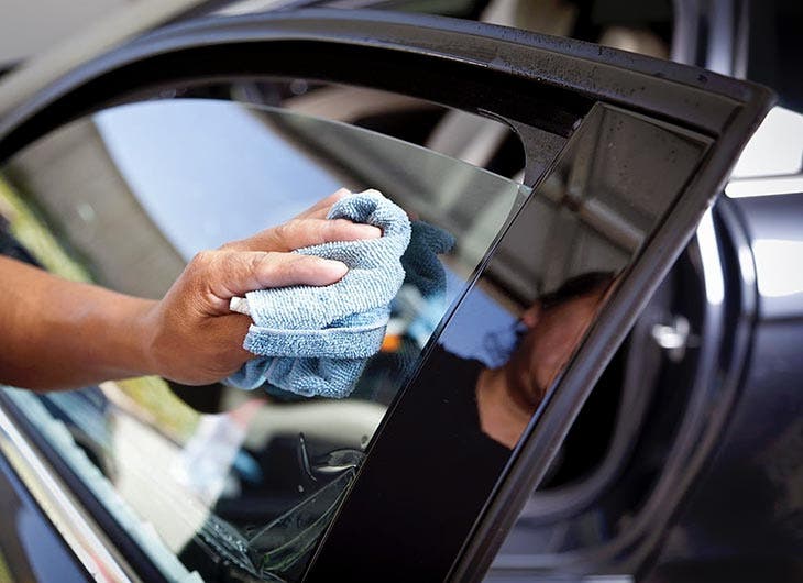 Entretien d’une vitre latérale de voiture. source : spm