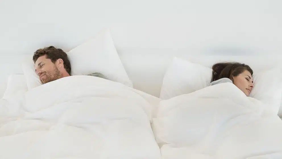 Couple dormant dos à dos
