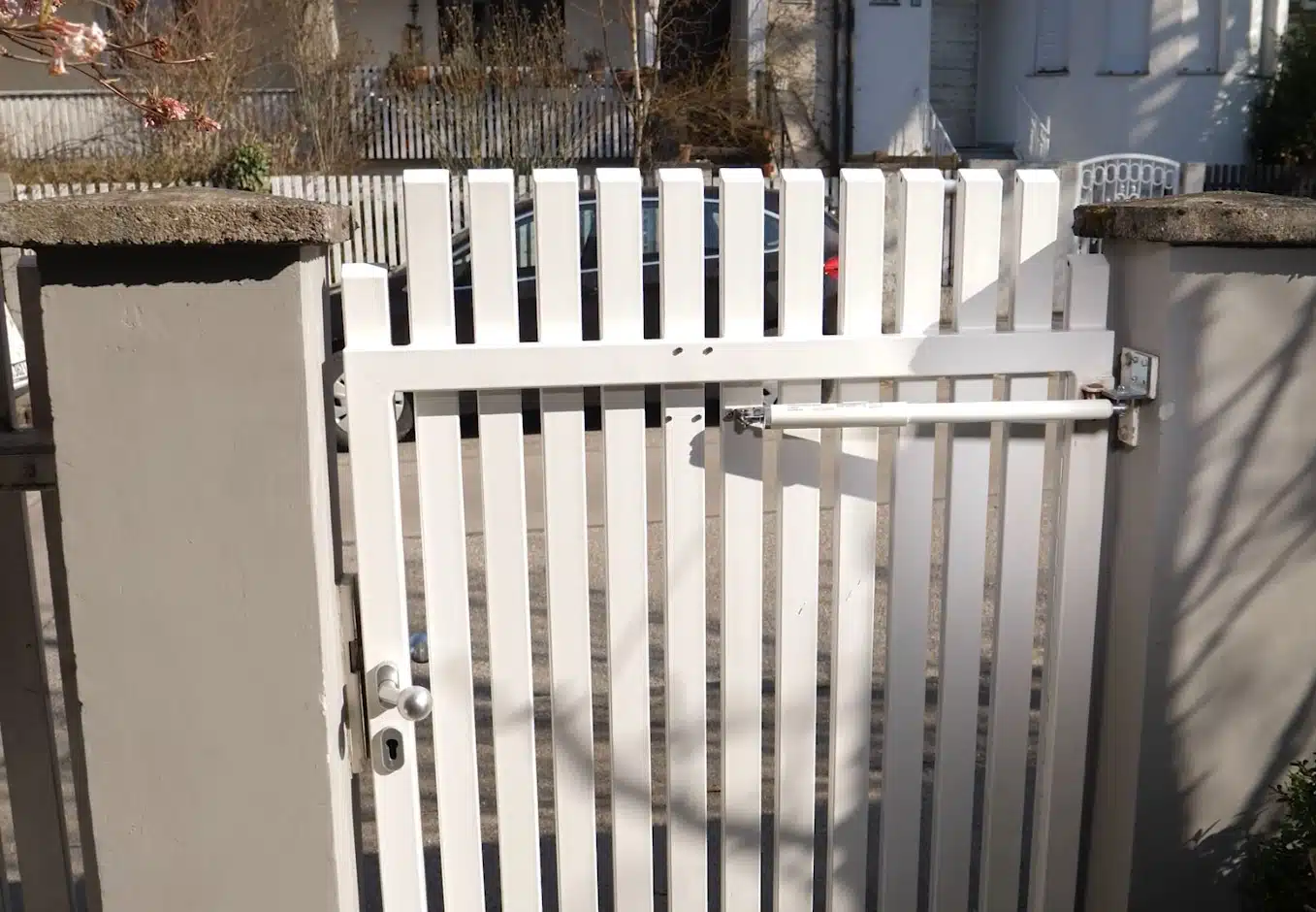 Porte de jardin laissant entrevoir un espace vert