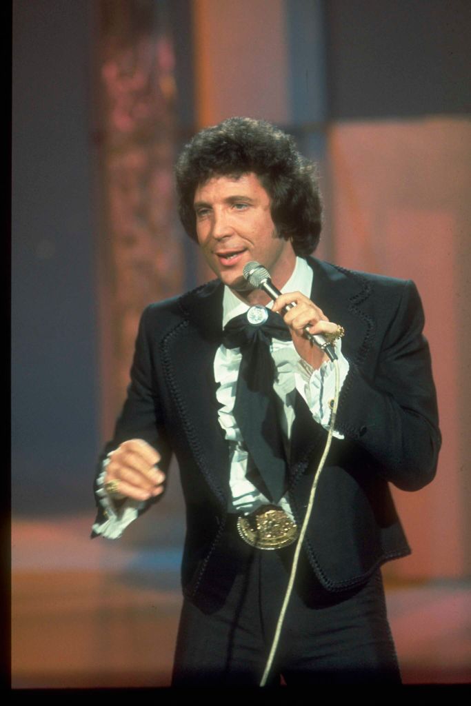 Tom Jones jeune, regard intense