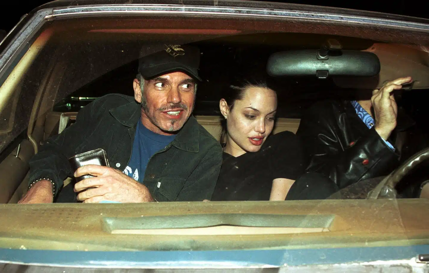 Billy Bob Thornton et Angelina Jolie lors d'un événement public, entourés de photographes