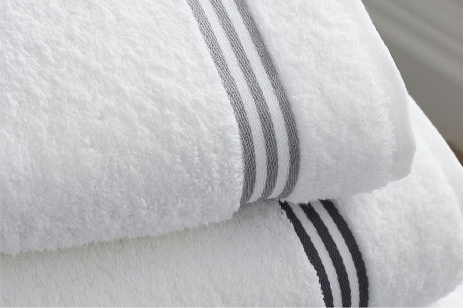 Deux serviettes de bain pliées côte à côte