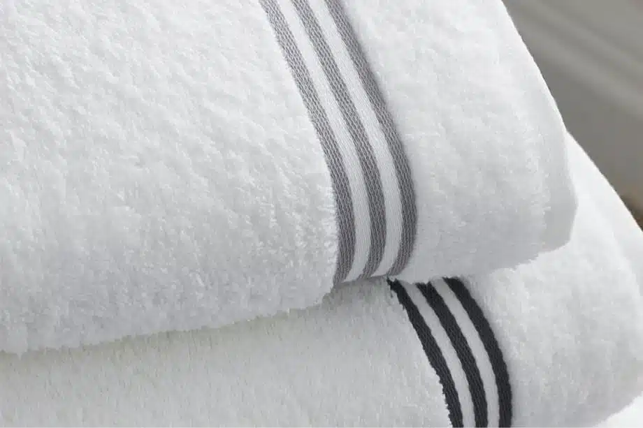 Deux serviettes de bain pliées côte à côte