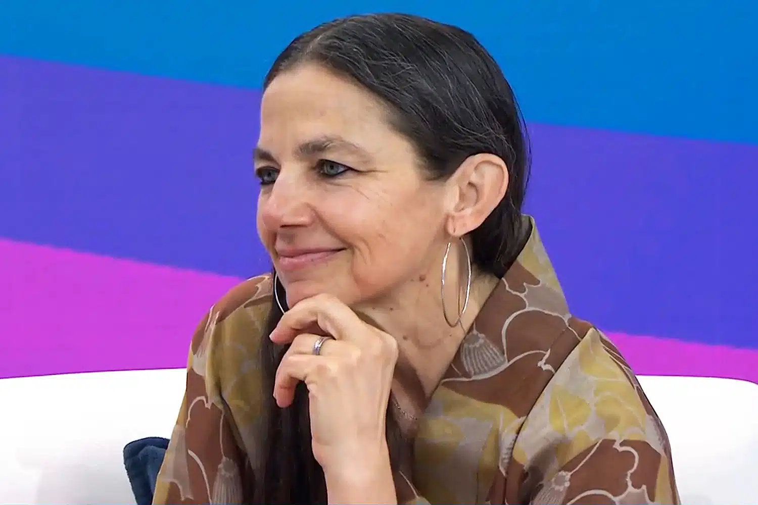 Justine Bateman sur un plateau télé, épanouie