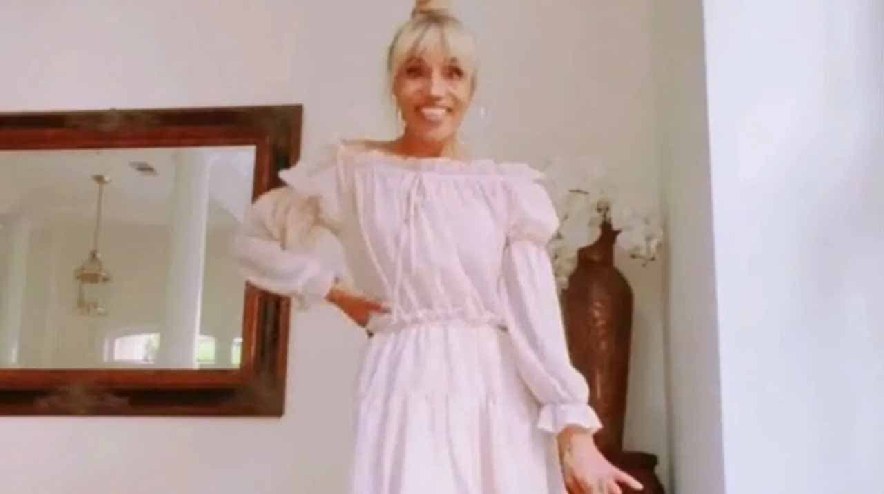 Keiko Guest portant une robe blanche