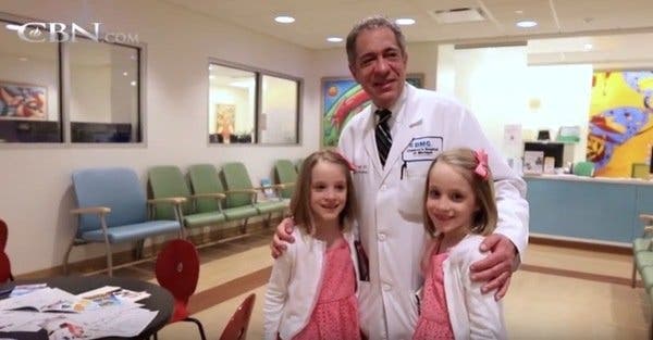 Le docteur examine le bébé et voit quelque chose d’anormal qui grandit dans son ventre