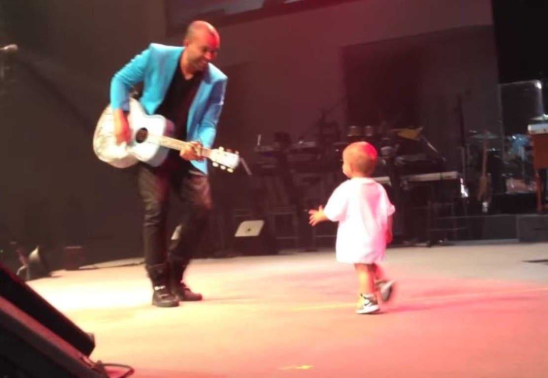 Le papa et son fils dansent et chantent sur scène