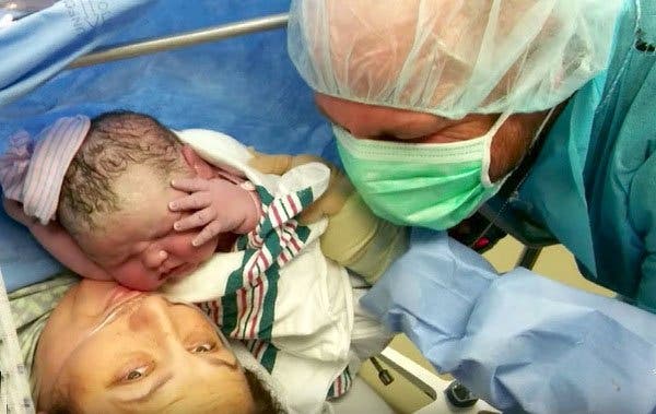 Le ventre de cette maman grandit sans arrêt 