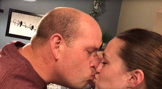 Les parents s’embrassent