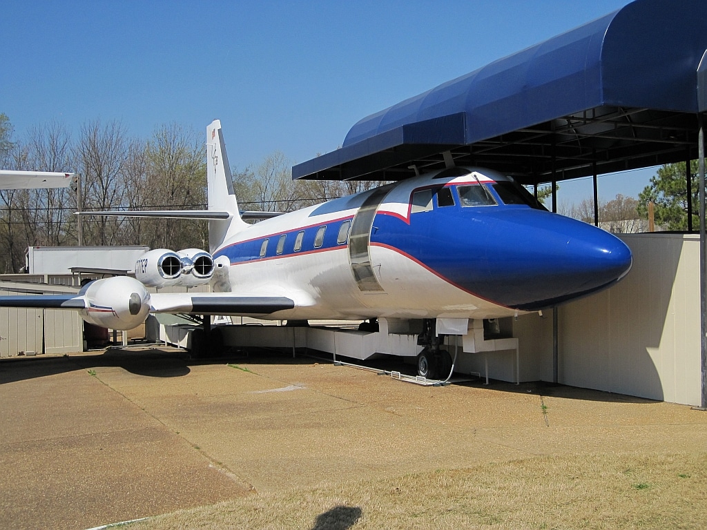 Le jet Hound Dog II exposé à Graceland à Memphis