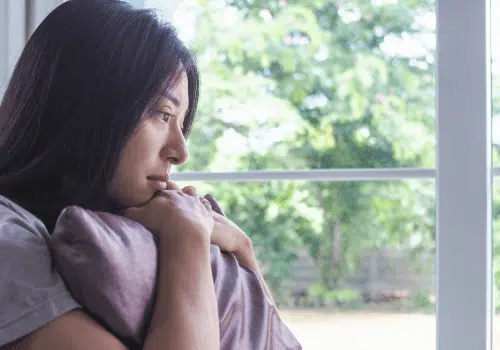 Illustration représentant une femme pensive, symbolisant la rumination mentale