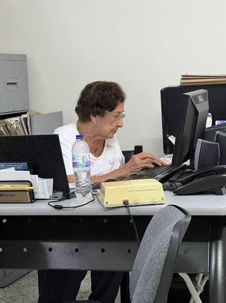 Marina de Auqué travaille dans le bureau