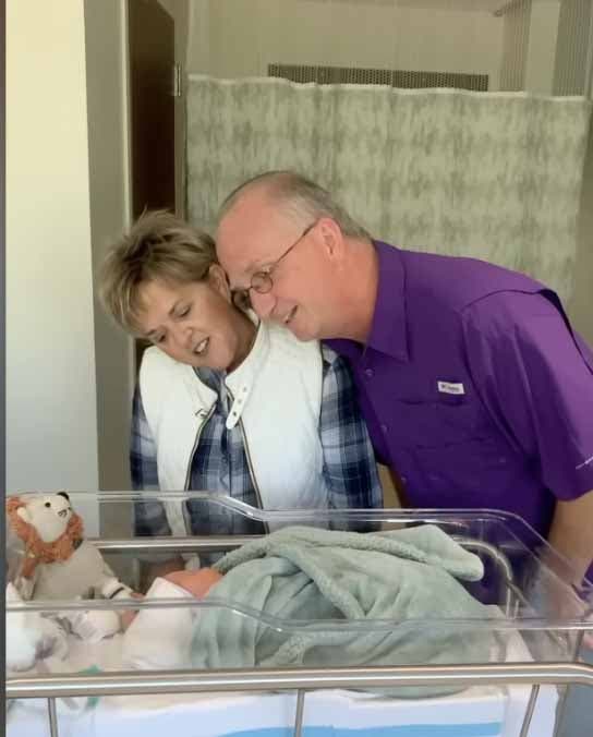 Mike et Julie avec leur petit-fils