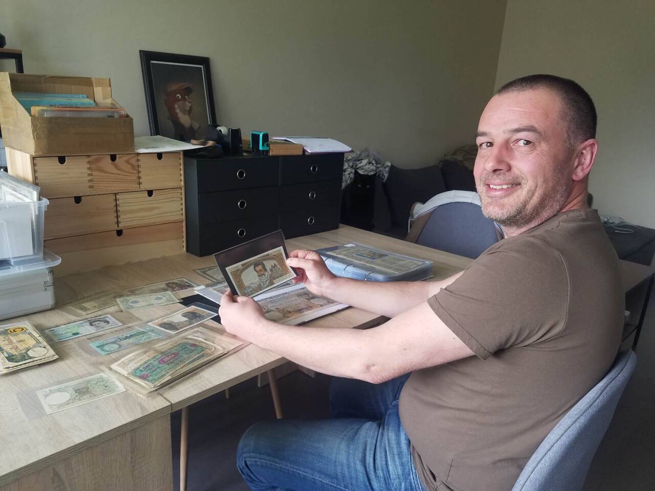 Expert examinant un billet rare avec une loupe