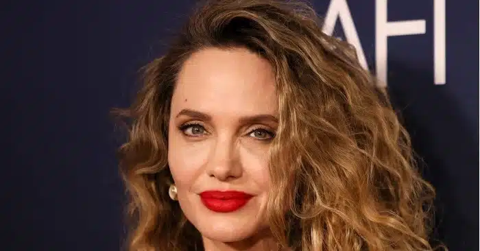 Portrait épuré d'Angelina Jolie, lumière douce et expression sereine