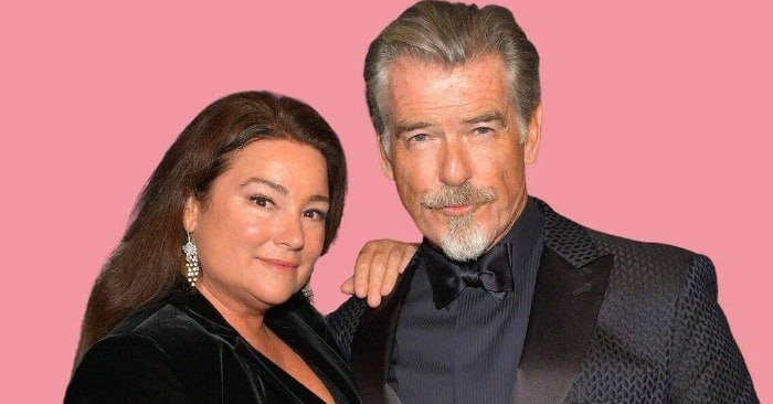 Pierce Brosnan et son épouse Keely Shaye Smith souriants lors d'un événement