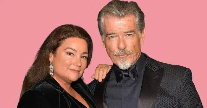 Pierce Brosnan et son épouse Keely Shaye Smith souriants lors d'un événement